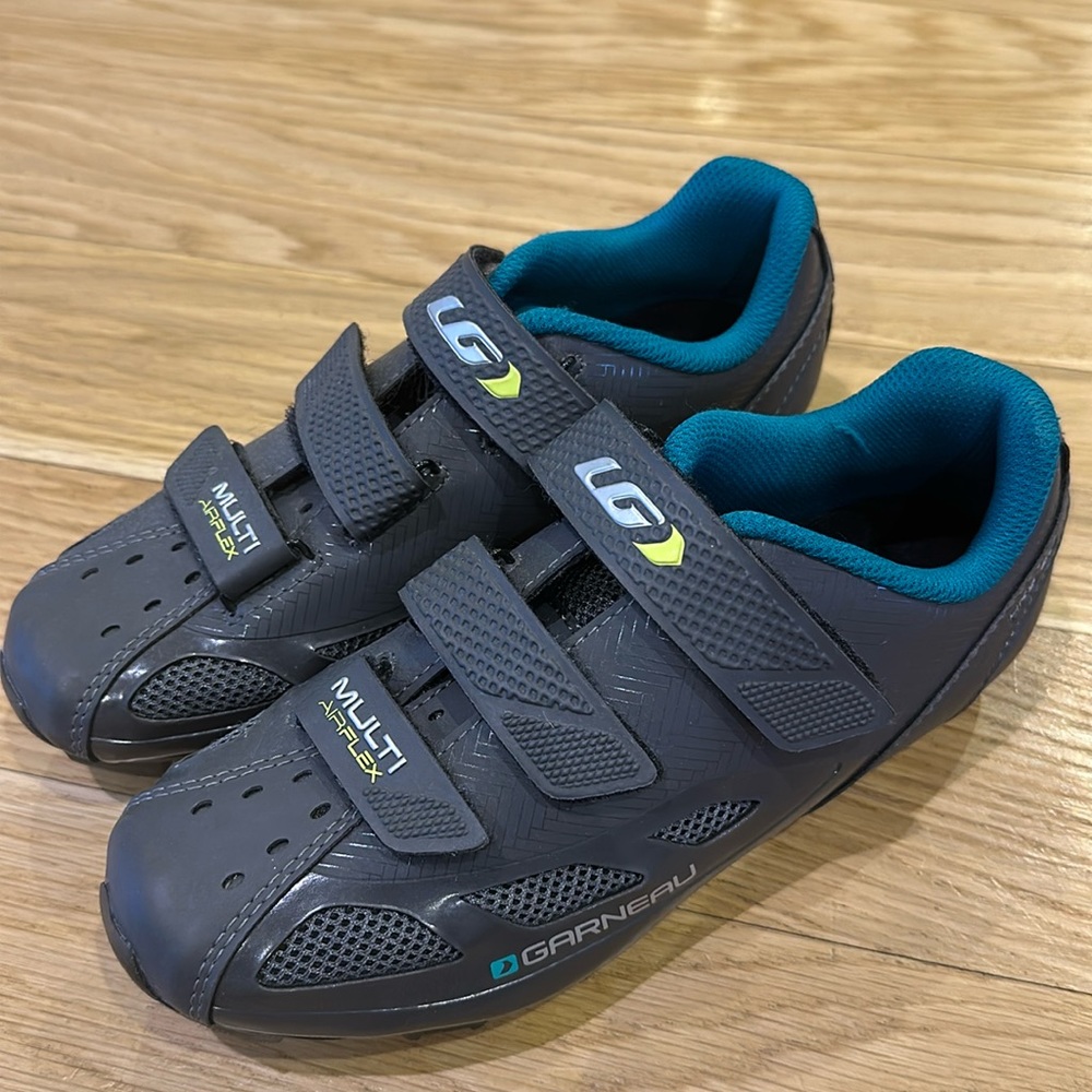 Like new spin shoes! Size 36 (women’s 6). Grey.